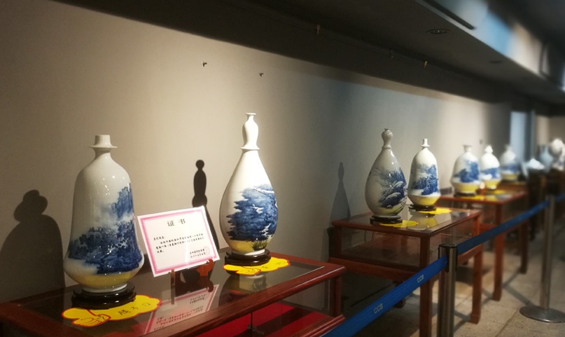 全域影視傳媒助力張福銘藍藝書畫陶瓷作品聯(lián)展獻禮建軍節(jié)